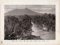 6 Gezicht op de rivier Tji Sadane met den berg Salak op den achtergrond Java